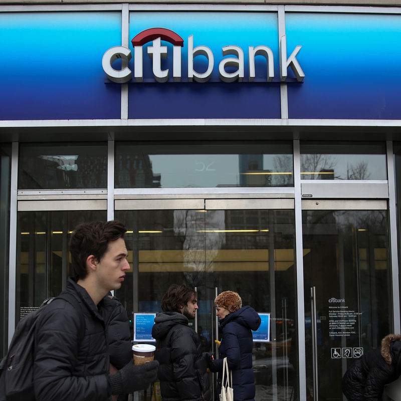 © Reuters. Commuters walk past a Citibank branch in the Manhattan borough of New York