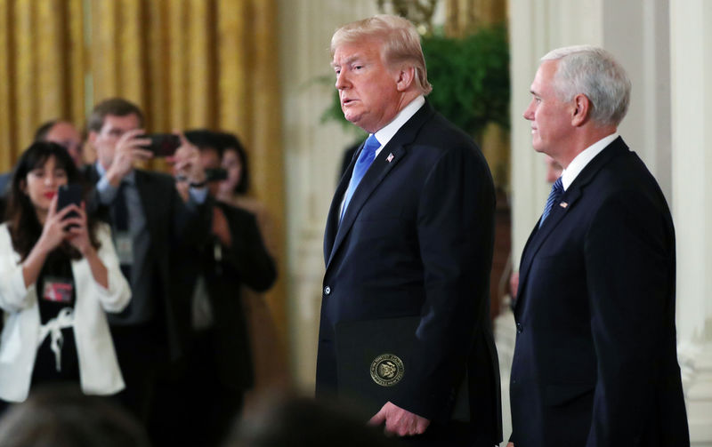 © Reuters. O presidente dos Estados Unidos, Donald Trump, e o vice-presidente, Mike Pence, chegam à Casa Branca para coletiva de imprensa