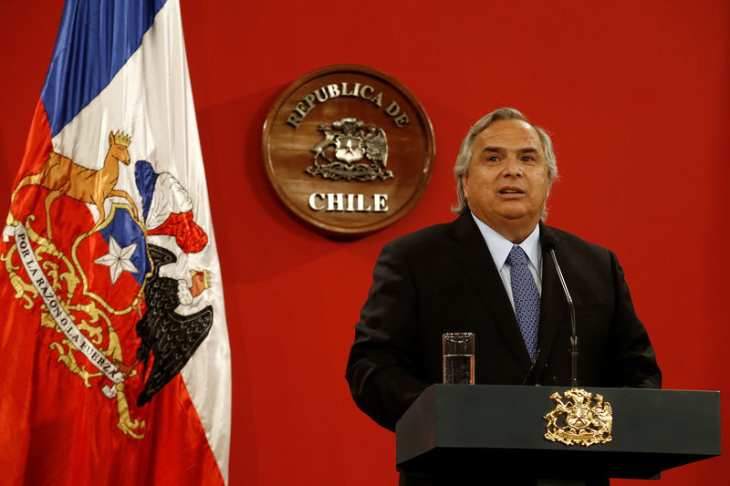 © Reuters. O ministro do Interior do Chile, Andrés Chadwick, durante coletiva de imprensa no Palácio Presidencial, em Santiago