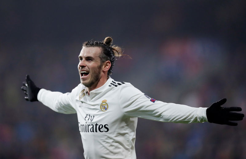 © Reuters. El delantero del Real Madrid Gareth Bale celebra tras marcar el cuarto gol del equipo en la goleada 5-0 sobre el Viktoria Plzen en Plzen, República Checa