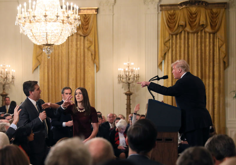© Reuters. A White House staff member reaches for the microphone held by CNN's Jim Acosta as he questions U.S. President Donald Trump during a news conference in Washington