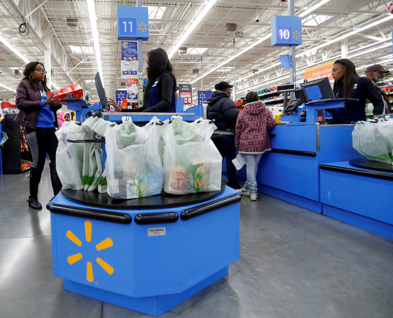 © Reuters. Customers complete their purchases ahead of Black Friday at a Walmart store in Chicago