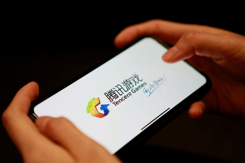 © Reuters. FILE PHOTO: Illustration picture of Tencent Games logo on a mobile phone