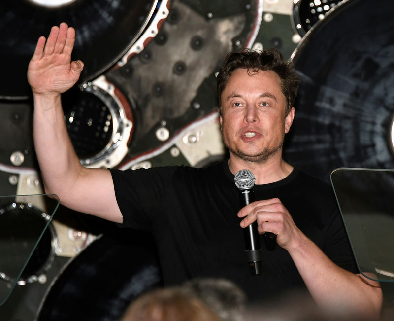 © Reuters. FILE PHOTO: SpaceX CEO Elon Musk talks to his workforce as he announces the world's first private passenger scheduled to fly around the Moon aboard SpaceX's BFR launch vehicle, at the company's headquarters in Hawthorne