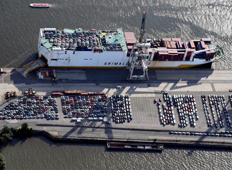 © Reuters. Export cars are loaded on a RoRo ship of Italian Grimaldi Group at a terminal in the port of Hamburg