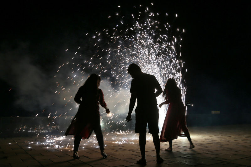 © Reuters. ألعاب نارية في مهرجان هندوسي ترفع مستوى التلوث في نيودلهي