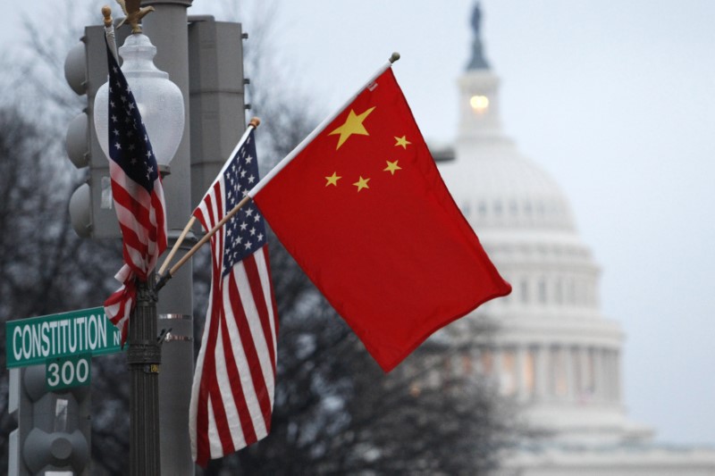 © Reuters. Bandeiras da China e dos Estados Unidos, em Washington