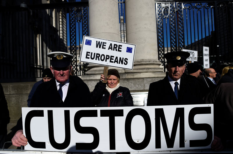 © Reuters. Manifestantes anti-Brexit protestam em frente ao governo da Irlanda em Dublin