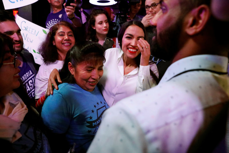 © Reuters. Parlamentar democrata Alexandria Ocasio-Cortez cumprimenta apoiadores em Nova York