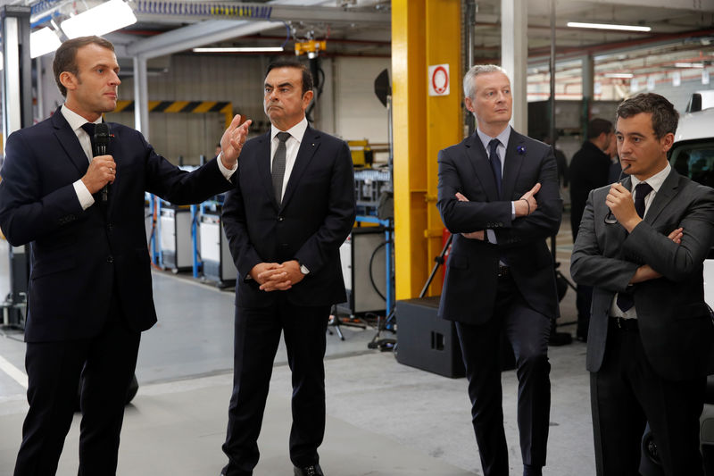 © Reuters. French President Emmanuel Macron and Carlos Ghosn, CEO of French car maker Renault, visit the Renault Maubeuge Construction Automobile factory in Maubeuge