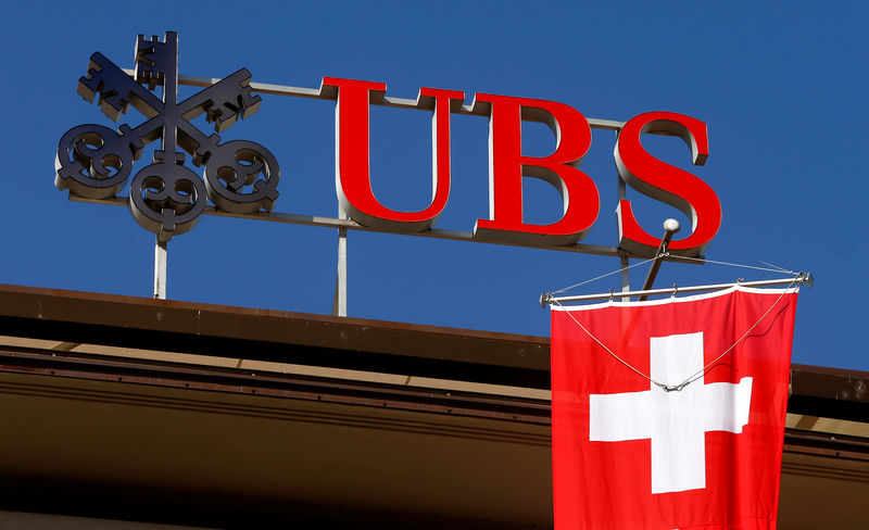 © Reuters. FILE PHOTO - Switzerland's national flag flies under the logo of Swiss bank UBS in Zurich