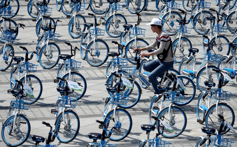 © Reuters. Um homem anda de bicicleta da Hellobike, uma empresa que compartilha bicicletas, em Zhengzhou, província de Henan, China