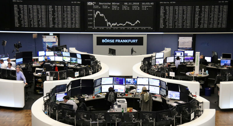© Reuters. Operadores durante pregão na Bolsa de Valores de Frankfurt, na Alemanha