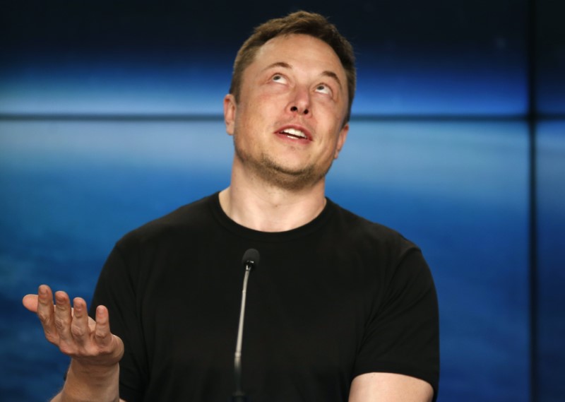 © Reuters. Fundador da SpaceX e da Tesla, Elon Musk, fala em uma conferência de imprensa após o primeiro lançamento de um foguete SpaceX Falcon Heavy em Cabo Canaveral