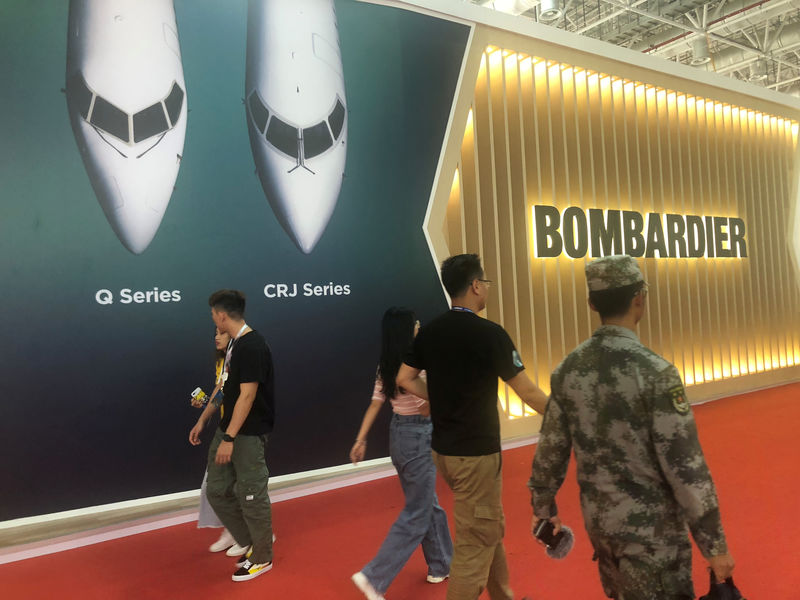 © Reuters. Estande da Bombardier promove o avião turboélice Q400 no Airshow China em Zhuhai, China