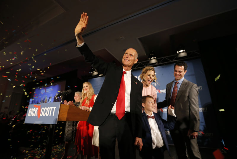 © Reuters. Republican U.S. Senate candidate Scott waves to supporters at his midterm election night party in Naples, Florida