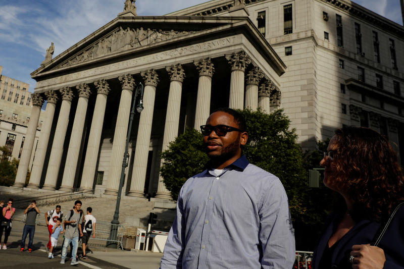 © Reuters. FILE PHOTO: Christian Dawkins, a former ASM Sports agent, exits the Manhattan Federal Courthouse, after being arrested for bribery and fraud in connection with college basketball recruiting, in New York