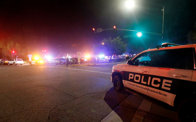 © Reuters. Policias no local onde um ataque a tiros deixou 12 mortos em Thousand Oaks, na Califórnia