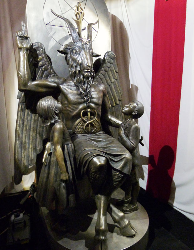 © Reuters. FILE PHOTO:  A  bronze statue of Baphomet -- a goat-headed winged deity that has been associated with satanism and the occult -- is displayed by the Satanic Temple during its opening in Salem