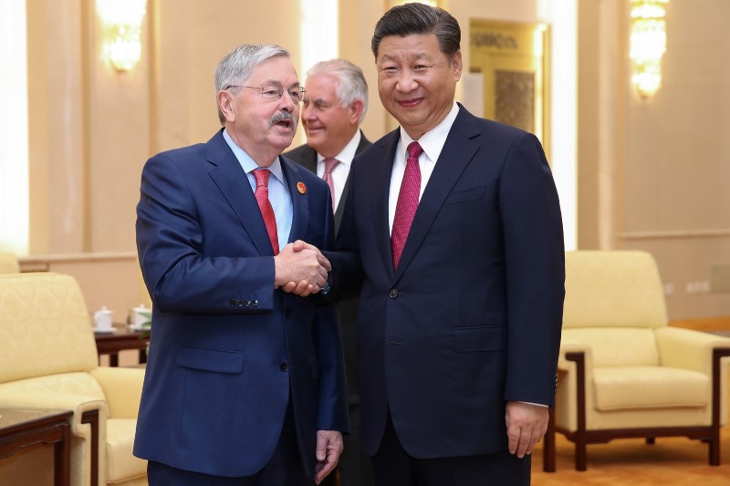 © Reuters. FILE PHOTO: U.S. Ambassador Terry Edward Branstad (L) shakes hands with Chinese President Xi Jinping (R) at the Great Hall of the People on September 30, 2017 in Beijing, China.