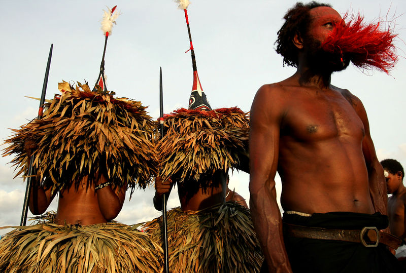 © Reuters. FILE PHOTO: Dancers are seen during the opening ceremony of South Pacific Forum in Port Moresby