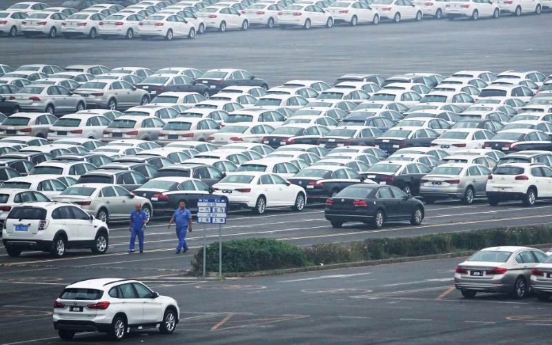 © Reuters. Newly manufactured cars are seen at the automobile terminal in the port of Dalian, Liaoning