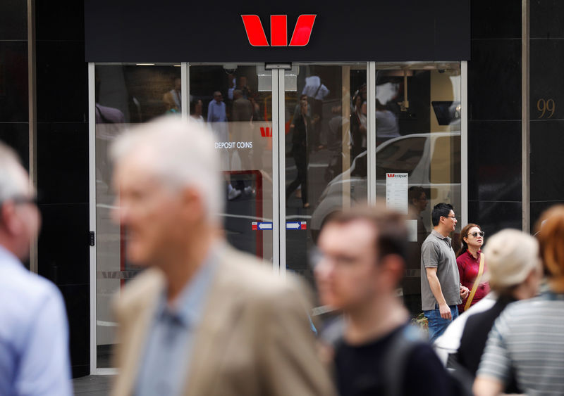 © Reuters. People walk past a Westpac bank branch in Sydney, Australia