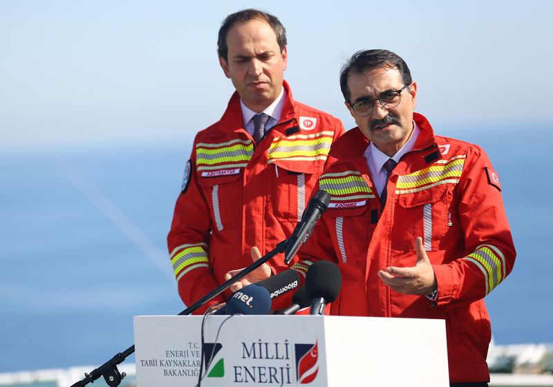 © Reuters. FILE PHOTO: Turkish Energy Minister Donmez speaks to media on board the drilling vessel Fatih off the Mediterranean resort city of Antalya