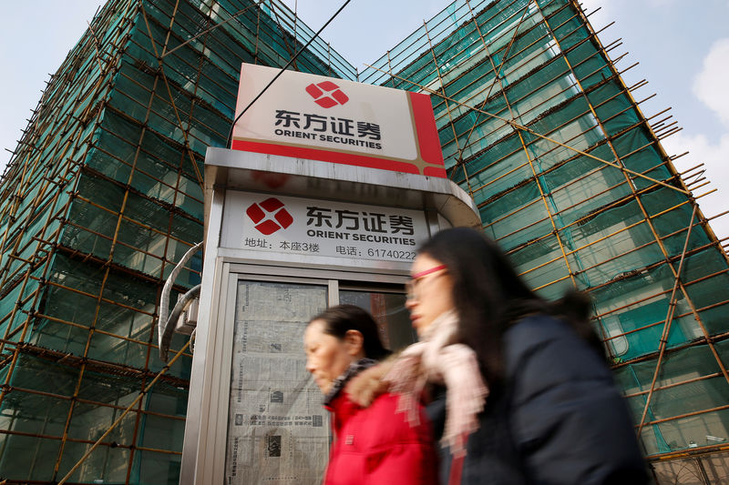 © Reuters. FILE PHOTO: Logos of Orient Securities are seen near a branch of the company in Shanghai