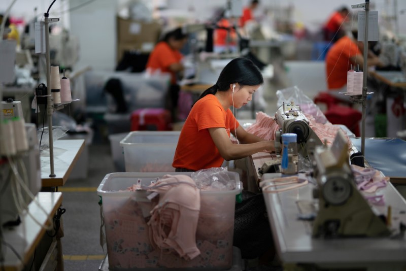 © Reuters. Funcionários trabalham em fábrica em Dongguan, na China
