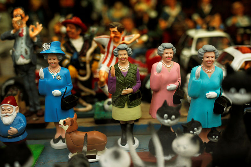 © Reuters. Figurines depicting Britain's Queen Elizabeth II are displayed for sale in a souvenir shop in Ronda