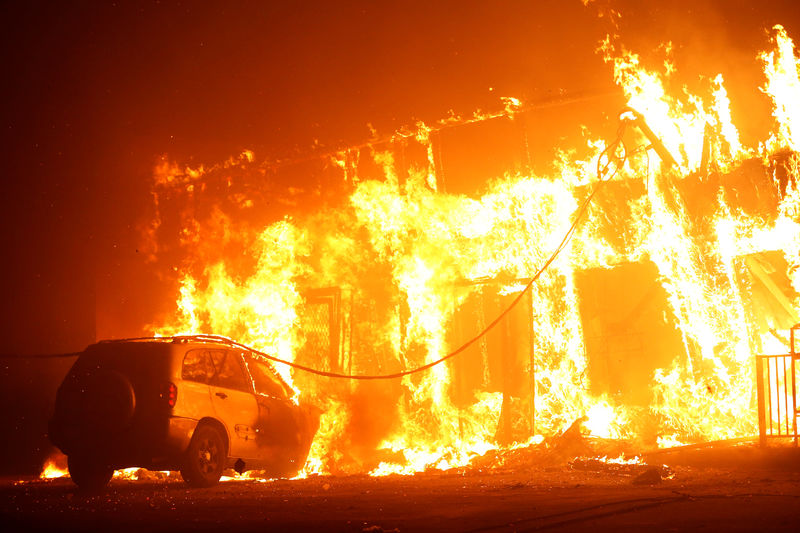 © Reuters. Incêndio florestal consome edifício em Paradise, na Califórnia