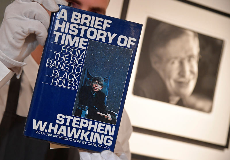 © Reuters. Exemplar de "Uma Breve História do Tempo" assinado com digital de Stephen Hawking