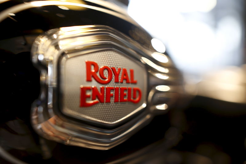© Reuters. The logo of Royal Enfield is pictured on a bike at Royal Enfield's flagship shore in Bangkok