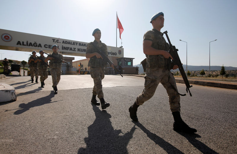 © Reuters. Soldados turcos do lado de fora de prisão de Izmir