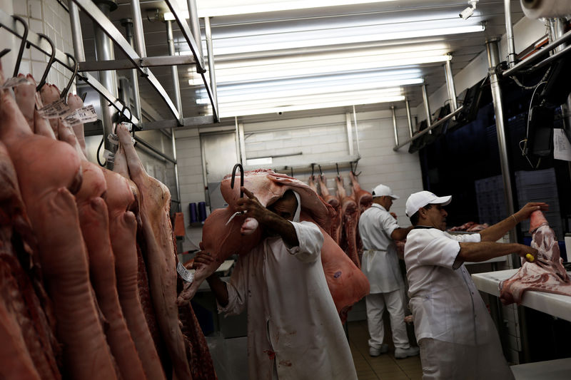 © Reuters. Funcionário carrega pedaço de carne dentro de açougue em São Paulo