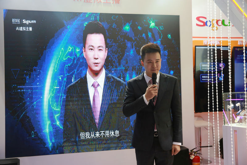 © Reuters. Jornalista da Xinhua, Qiu Hao, ao lado de seu sósia virtual durante Conferência Mundial de Internet em Wuzhen, China