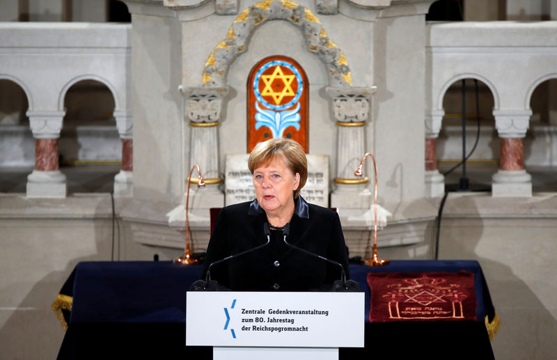 © Reuters. Chanceler alemã, Angela Merkel, discursa em sinagoga em Berlim