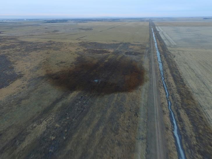 © Reuters. FILE PHOTO: An aerial view of an oilspill which shut down the Keystone pipeline between Canada and the United States in an agricultural area near Amherst South Dakota
