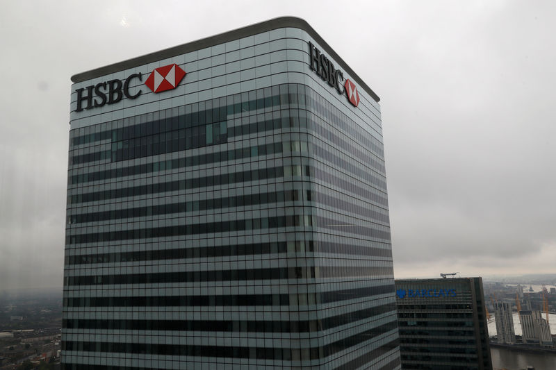© Reuters. FILE PHOTO: A HSBC and a Barclays bank building is seen at Canary Wharf in London