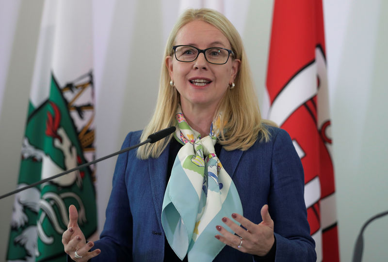 © Reuters. FILE PHOTO - Austria's Economy Minister Schramboeck addresses the media after a cabinet meeting in Vienna