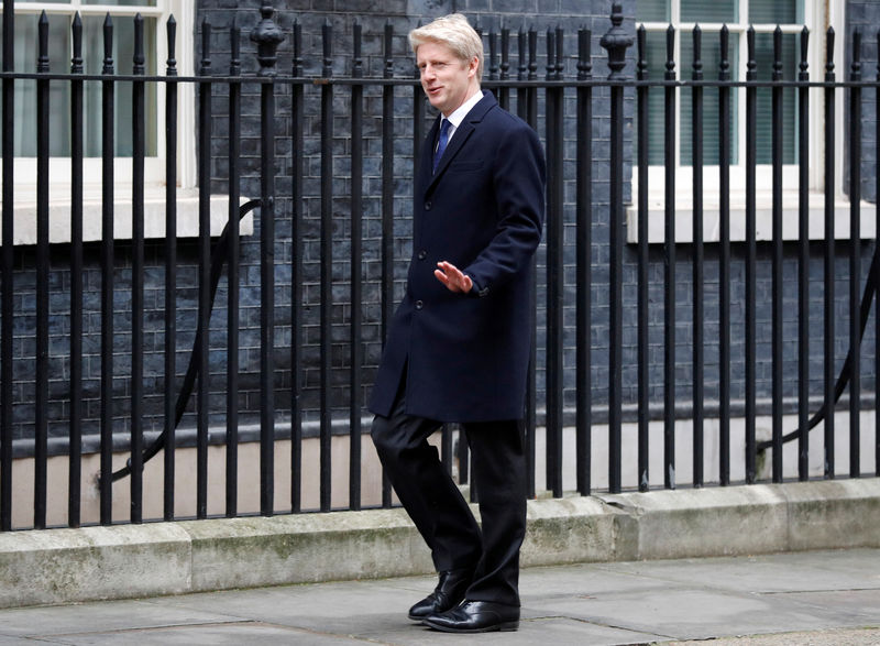 © Reuters. وزير بريطاني يستقيل ويدعو لاستفتاء جديد لتجنب الفوضى
