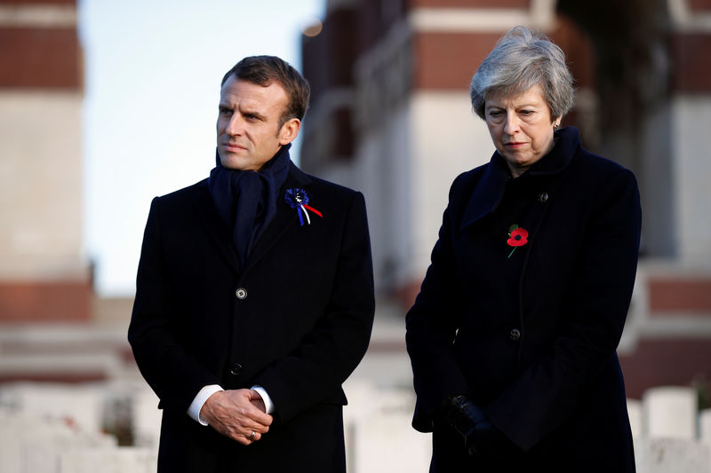 © Reuters. Presidente da França,  Emmanuel Macron, e primeira-ministra do Reino Unido, Theresa May, durante visita a Memorial de Thiepval, na França