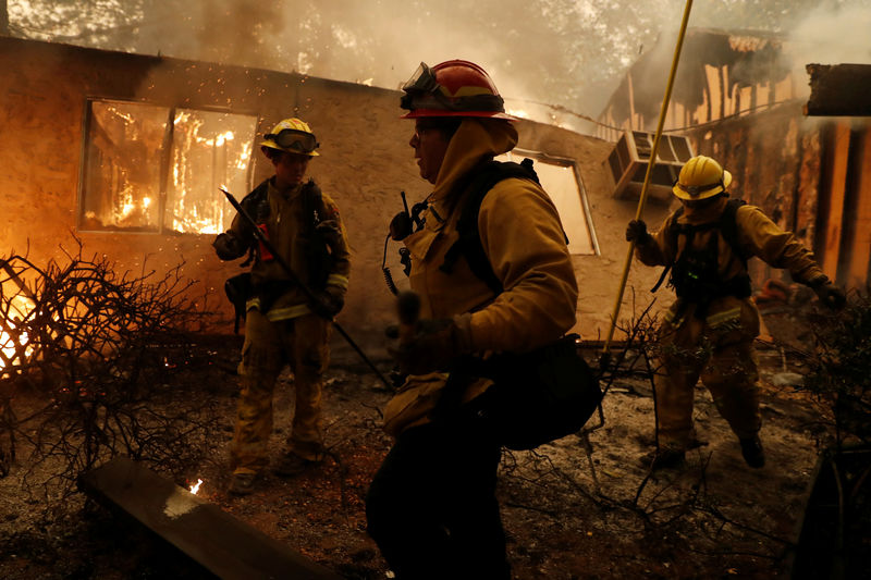 © Reuters. Bombeiros tentam conter incêndio em Paradise