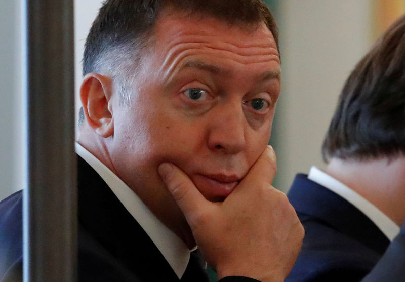© Reuters. FILE PHOTO: Russian aluminium tycoon Deripaska waits before the talks of Russian President Putin with South Korean President Moon in Moscow