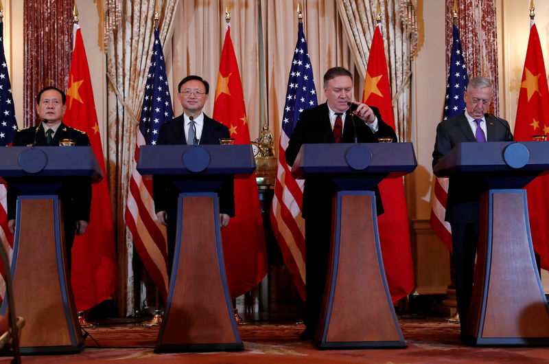 © Reuters. Secretários norte-americanos de Estado, Mike Pompeo, e de Defesa, James Mattis, dão entrevista coletiva conjunta com autoridades chinesas em Washington