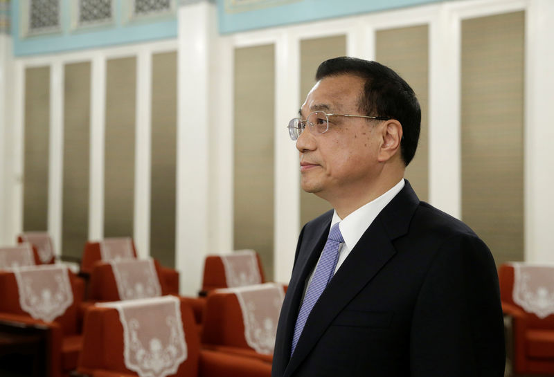 © Reuters. China's Premier Li Keqiang waits to meet Administrator of UNDP Achim Steiner in Beijing