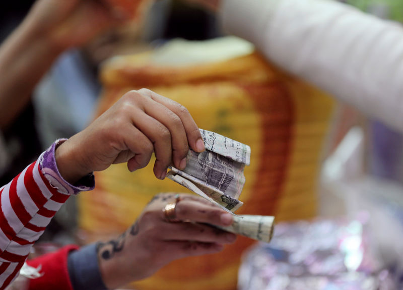 © Reuters. التضخم السنوي بمدن مصر يتجاوز المستهدف ويسجل 17.7% في أكتوبر