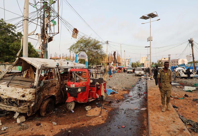 © Reuters. ارتفاع عدد قتلى الهجوم على فندق في الصومال إلى 39