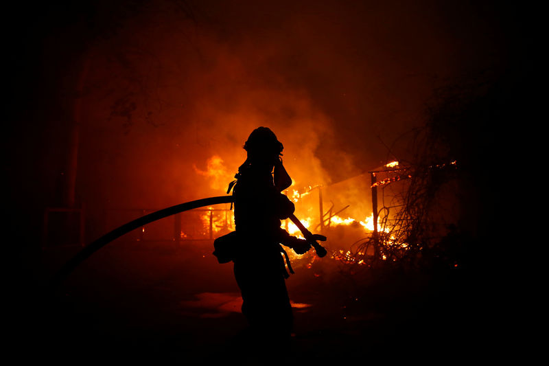 © Reuters. ترامب في تغريدة: "سوء الإدارة الفادح للغابات" سبب حرائق كاليفورنيا